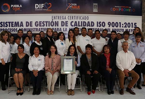 Dinorah López de Gali recibe certificación por atención de calidad a adultos mayores