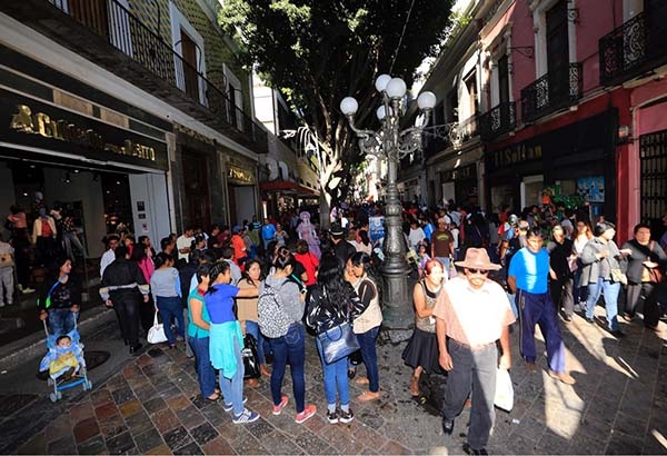 Domingo familiar en el Centro Histórico de Puebla, sin ambulantes