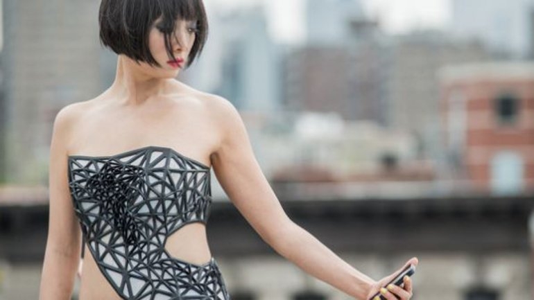 Vestido que desaparace en la medida que tuiteas