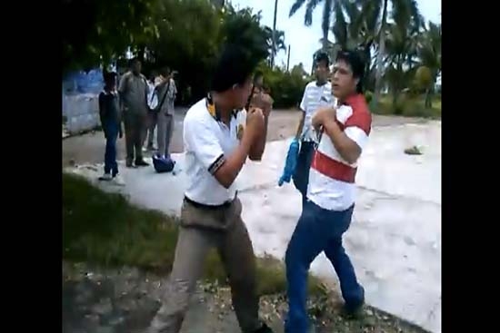 VIDEO: “Rómpele su madre…”, dicen alumnos de secundaria durante riña callejera