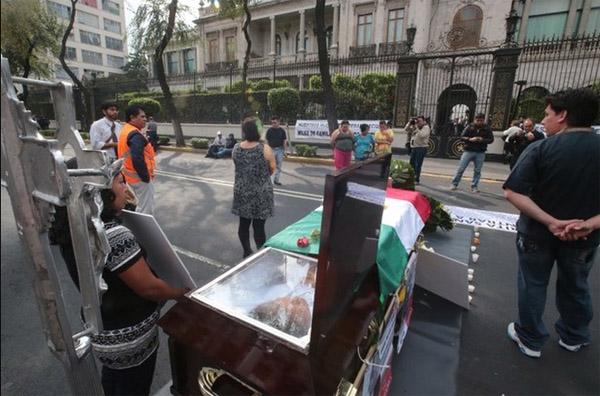 Velan a madre de policía federal desaparecido frente a Segob