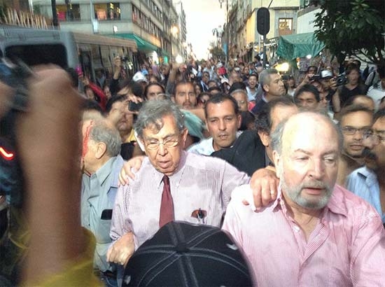 Agreden a Cárdenas en el zócalo del DF; Gilly, descalabrado