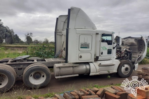 Robaron tráiler para desmantelarlo en Coronango; policías consignaron a tres maleantes
