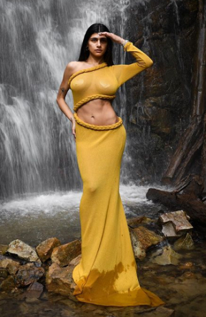 Mia Khalifa posa en vestuario con transparencia en amarillo en redes sociales
