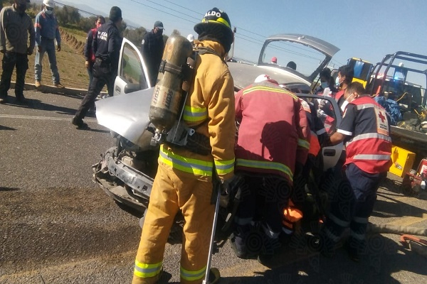 Percance vial en la carretera federal a Huejotzingo deja una persona prensada