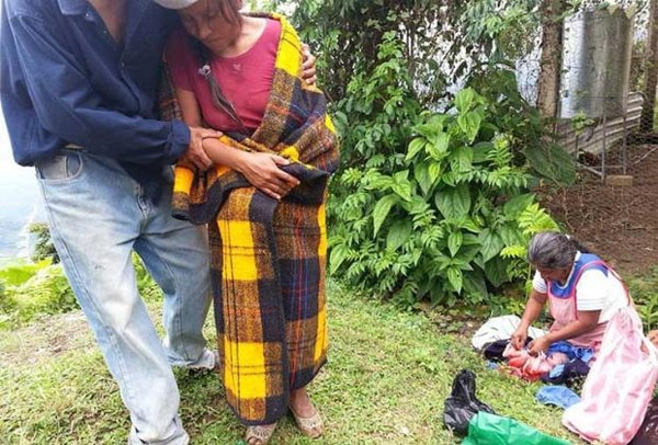Indígena nahua da a luz en carretera de terracería en Eloxochitlán
