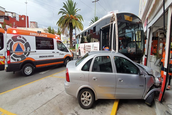 FOTOS: Colisiona unidad de RUTA y acaba dentro de un negocio en la colonia Santa María
