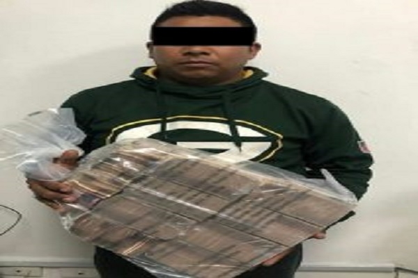 Viajaba con 4.8 mdp; fue capturado en el aeropuerto de Huejotzingo