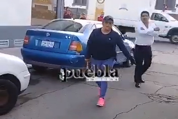 #LadyBat: Mujer rompió cristal a microbús por darle cerrón en Puebla