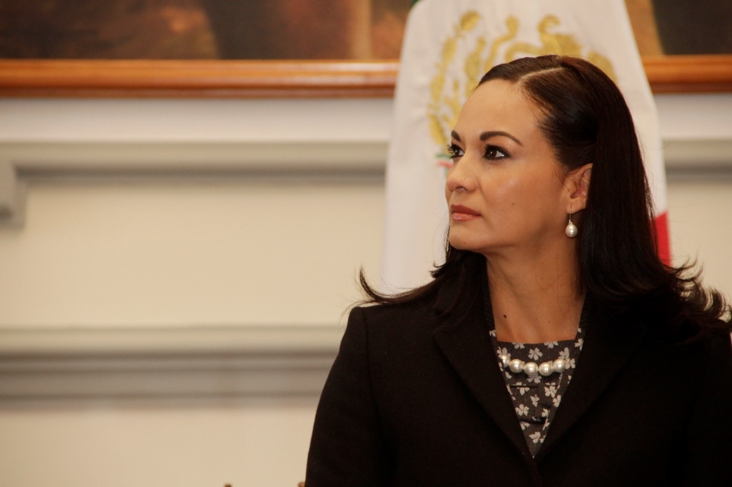 Roban con violencia vehículo a la esposa del ex alcalde de Puebla, Eduardo Rivera