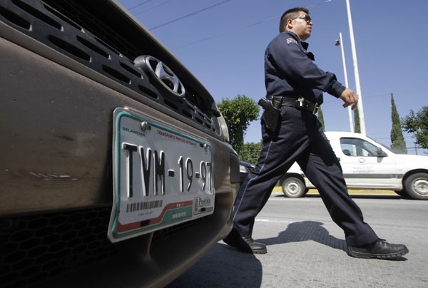 Prórroga para que autos con placas viejas en Puebla eviten corralón