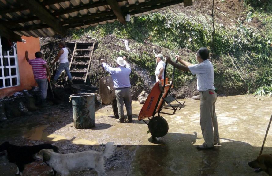 Deslave sobre vivienda de Hueytamalco deja sólo daños materiales