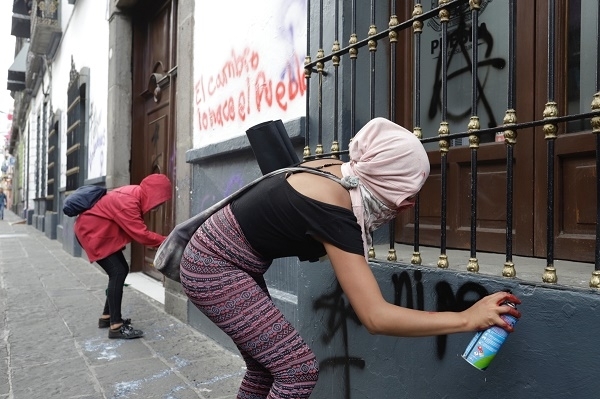Vandalizan inmuebles en Puebla durante marcha del 2 de octubre