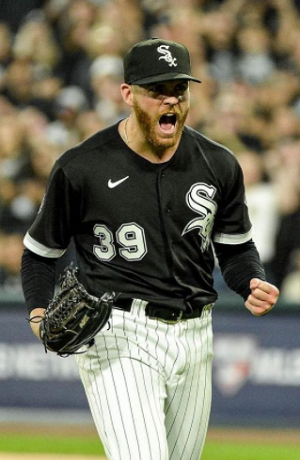 Chicago apalea 12-6 a Houston y se mantienen con vida en la serie