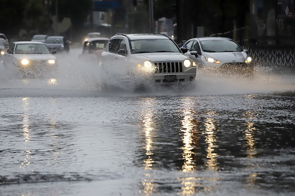 Lluvia sorprendió a los poblanos este lunes