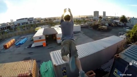 Se creyó Spiderman, se arrojó de un edificio y se rompió los dientes