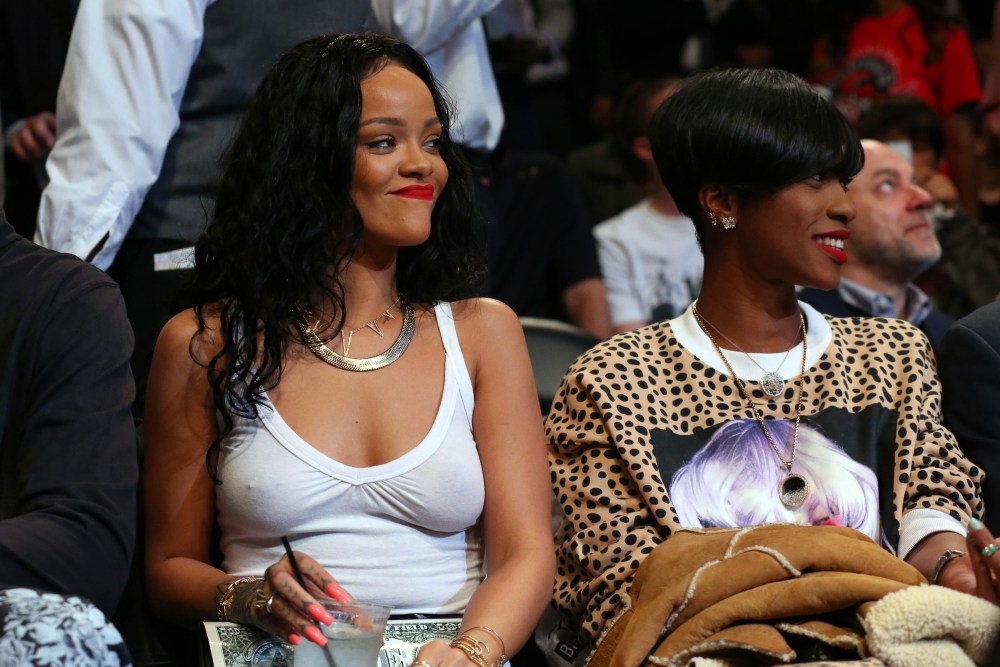 FOTOS y VIDEO: Rihanna, sexy atuendo en la NBA