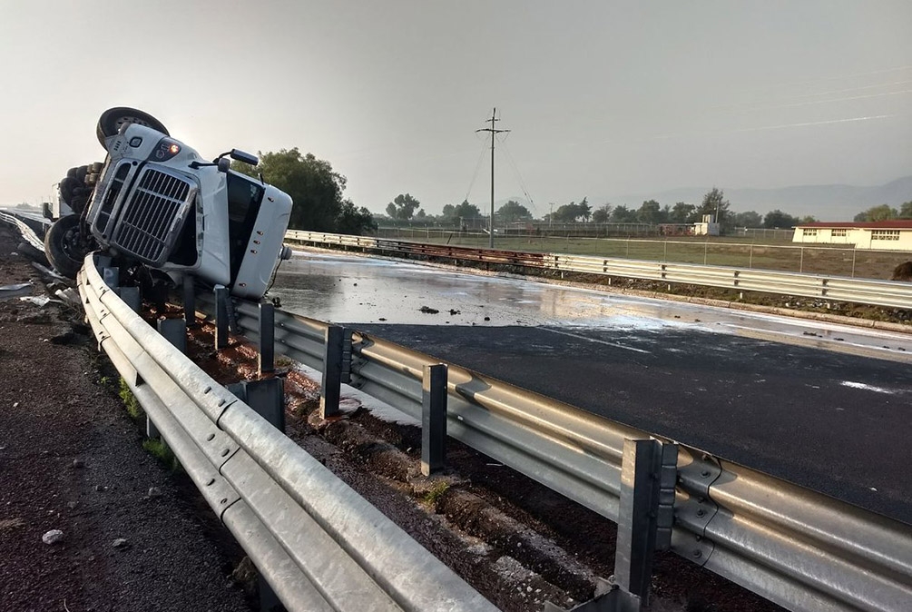 Cierre parcial de la Puebla-Córdoba por volcadura de pipa con melaza