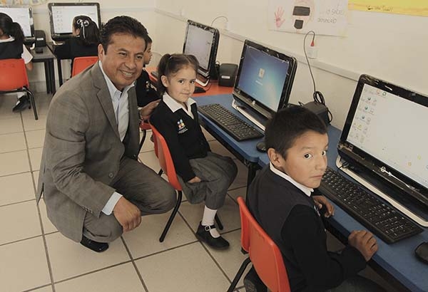 Leoncio Paisano y Fundación UNETE inauguran Aulas de Medios en San Andrés Cholula