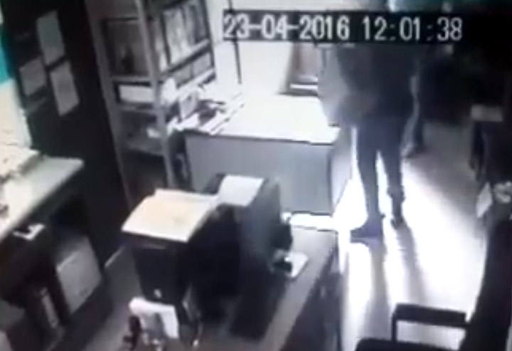 VIDEOS: Empleados del IMSS sustraen medicinas en clínica de Huejotzingo