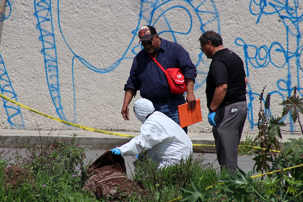 Hallan cadáver encobijado en lote baldío de Cuautlancingo