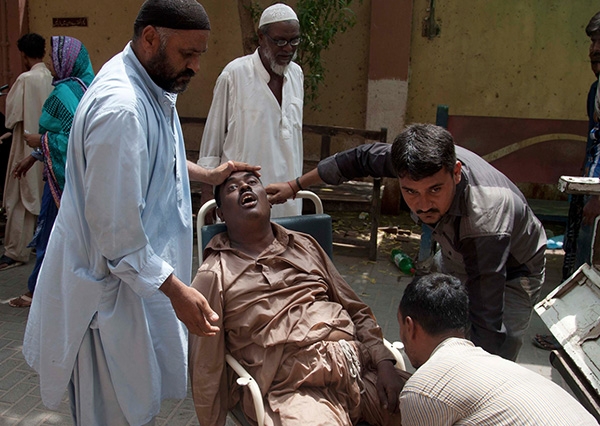 Ola de calor mata 700 personas durante mes santo en Pakistán