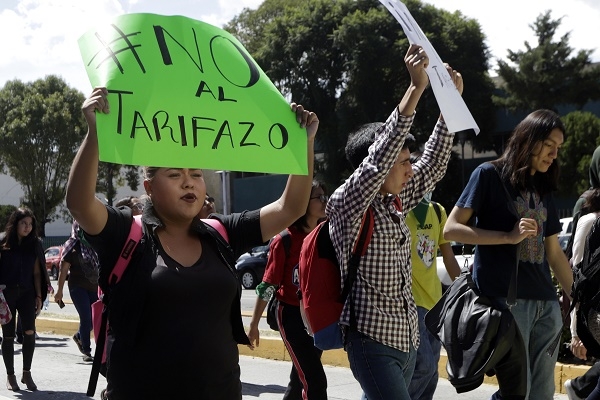 Estudiantes vandalizaron estaciones del RUTA en marcha contra aumento del pasaje