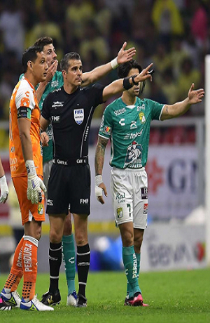 Investigan “rodillazo” del árbitro Fernando Hernández a jugador de León
