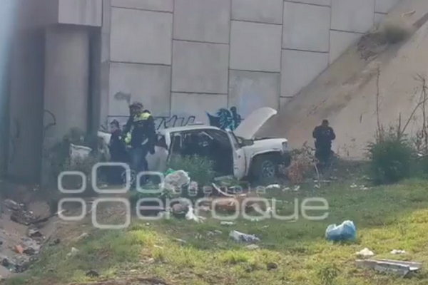 Muere una mujer al caer camioneta del Periférico al Bulevar Forjadores