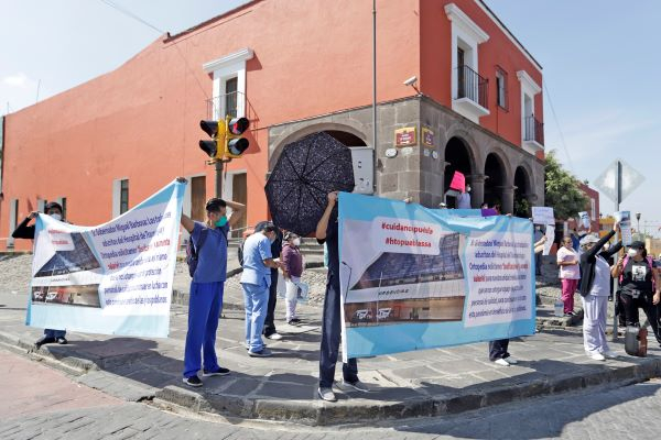 Personal del Hospital de Traumatología se manifiesta en Casa Aguayo