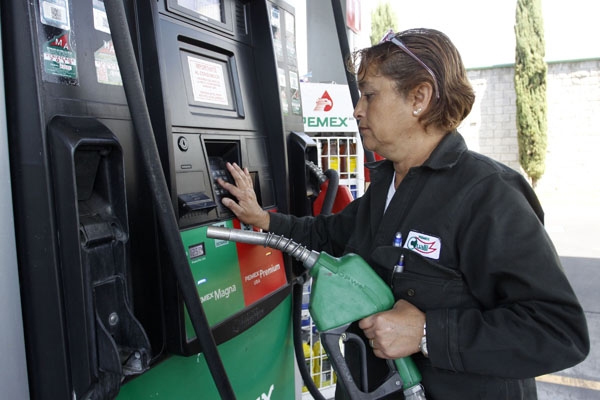 Este sábado octavo gasolinazo del año: Magna a $12.95 por litro