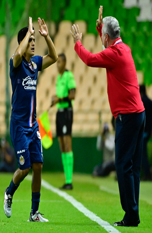 Chivas gana 3-1 al León y le quita un invicto de casi dos años en el Camp Nou