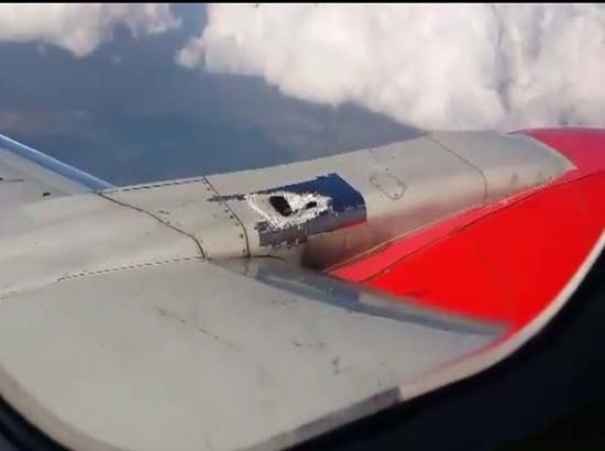 VIDEO: Avión de VivaAerobús vuela con parche en un ala