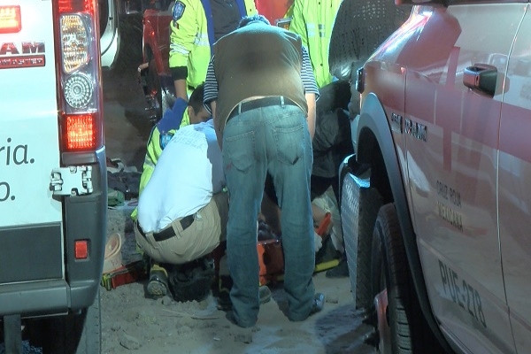 Rescatan a tres personas que cayeron a una barranca en la colonia El Riego