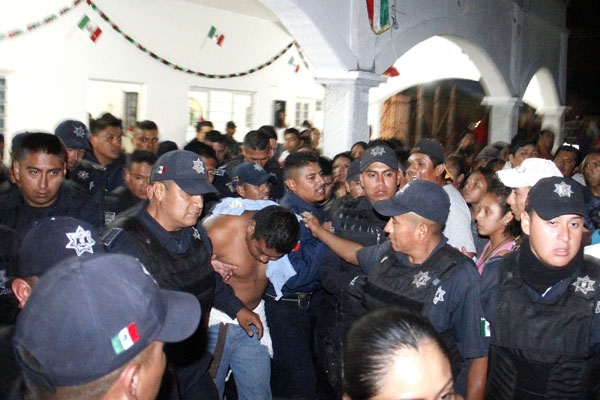 Policías frustran linchamiento de presunto ladrón en Tehuacán