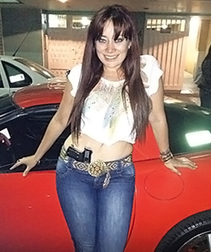 Muere ex funcionaria del DF que posaba con armas