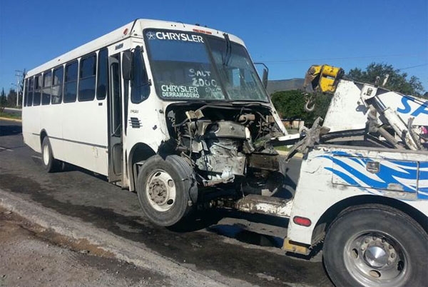 Carambola entre autobuses deja 100 lesionados en Saltillo