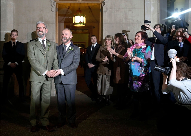 Entra en vigor ley que autoriza el matrimonio gay en Inglaterra