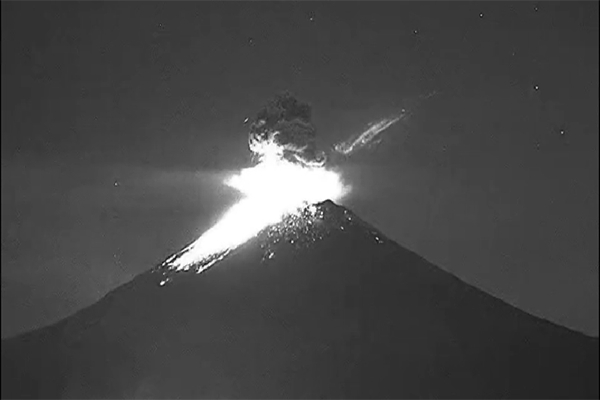 Popocatépetl lanzó material incandescente la madrugada del domingo