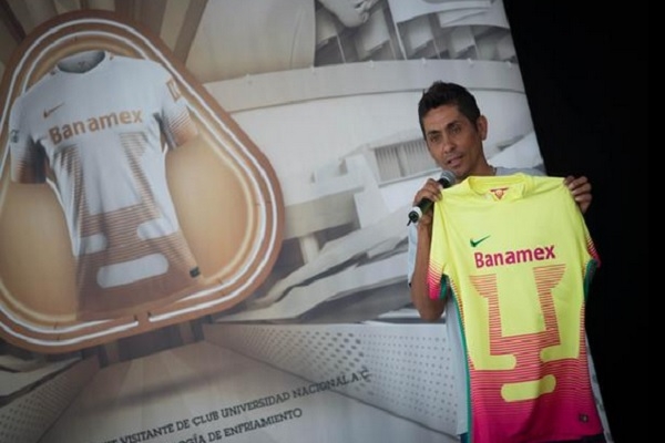 Presentan jersey de Pumas UNAM en honor de Jorge Campos
