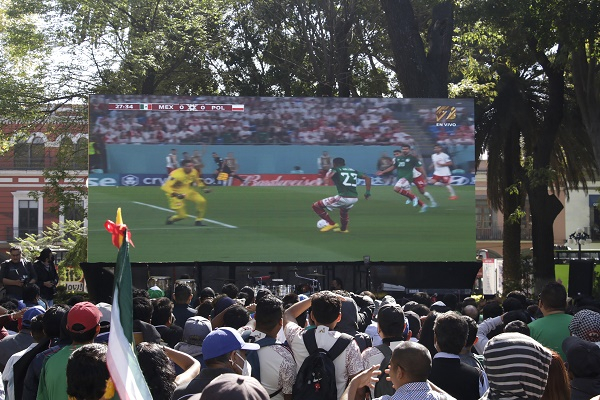 FOTOS: Acuden poblanos al zócalo a presenciar el partido México-Polonia