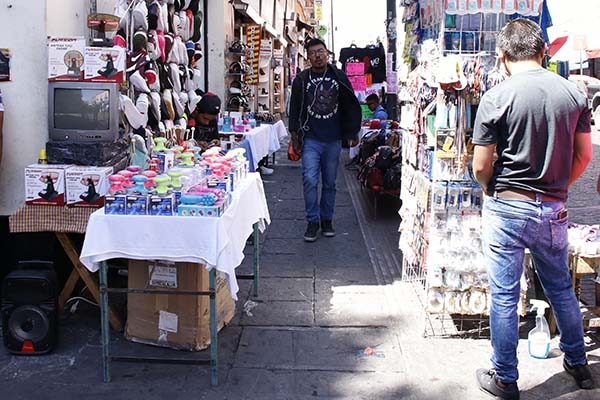 Empresarios dan ultimátum a Claudia Rivera: tiene un mes para retirar todo el ambulantaje del Centro Histórico