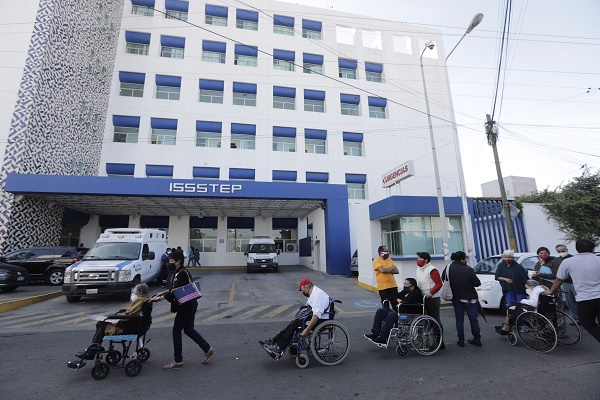 Denuncian a trabajadores del ISSSTEP por ingresar personas sin formarse para la vacuna COVID