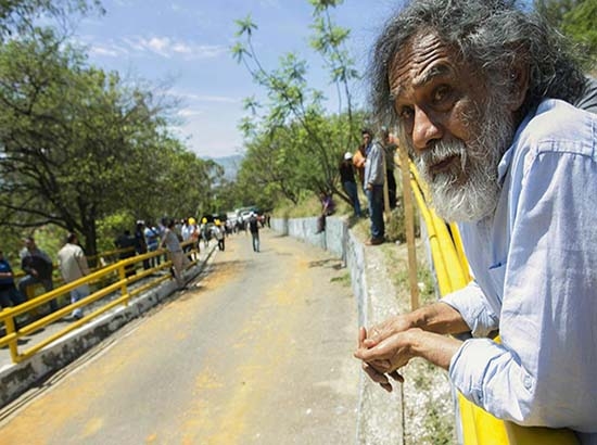 Oaxaca: sacan a empujones a Francisco Toledo durante protesta
