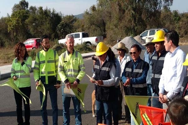 Cemex dona cemento para construir banquetas en Cuautinchán