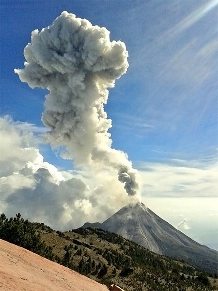 Volcán de Colima expulsa fumarola de 3.5 kilómetros
