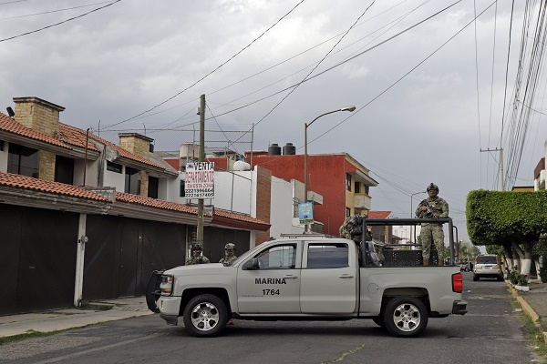 FOTOS: Elementos de la Marina y FGR catean vivienda en la colonia El Cerrito