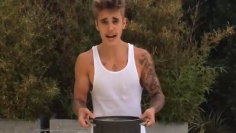 VIDEO: Justin Bieber retó a Obama para tirarse balde de agua fría