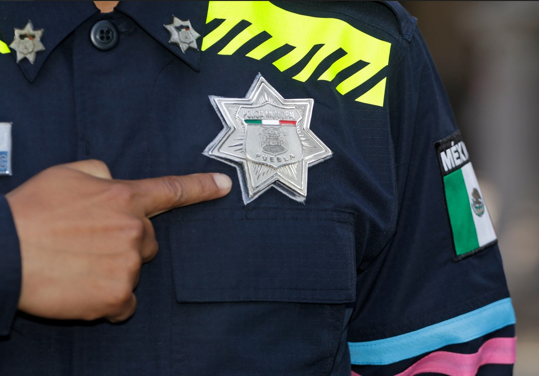 Dos policías municipales detenidos por presunto abuso sexual a motociclista en Puebla Capital