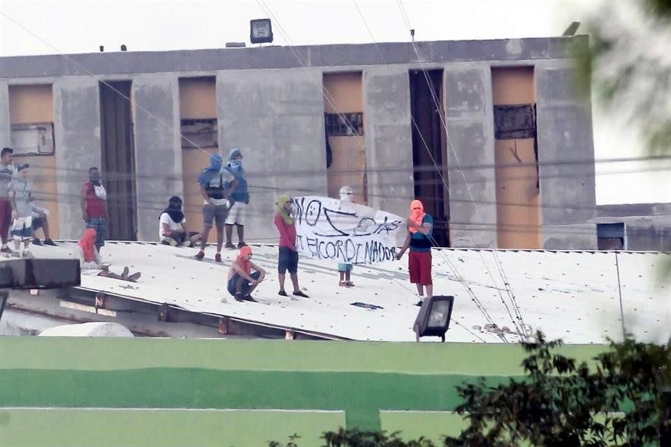 VIDEOS: Mueren 13 reos, uno calcinado, durante motín en penal de Cadereyta